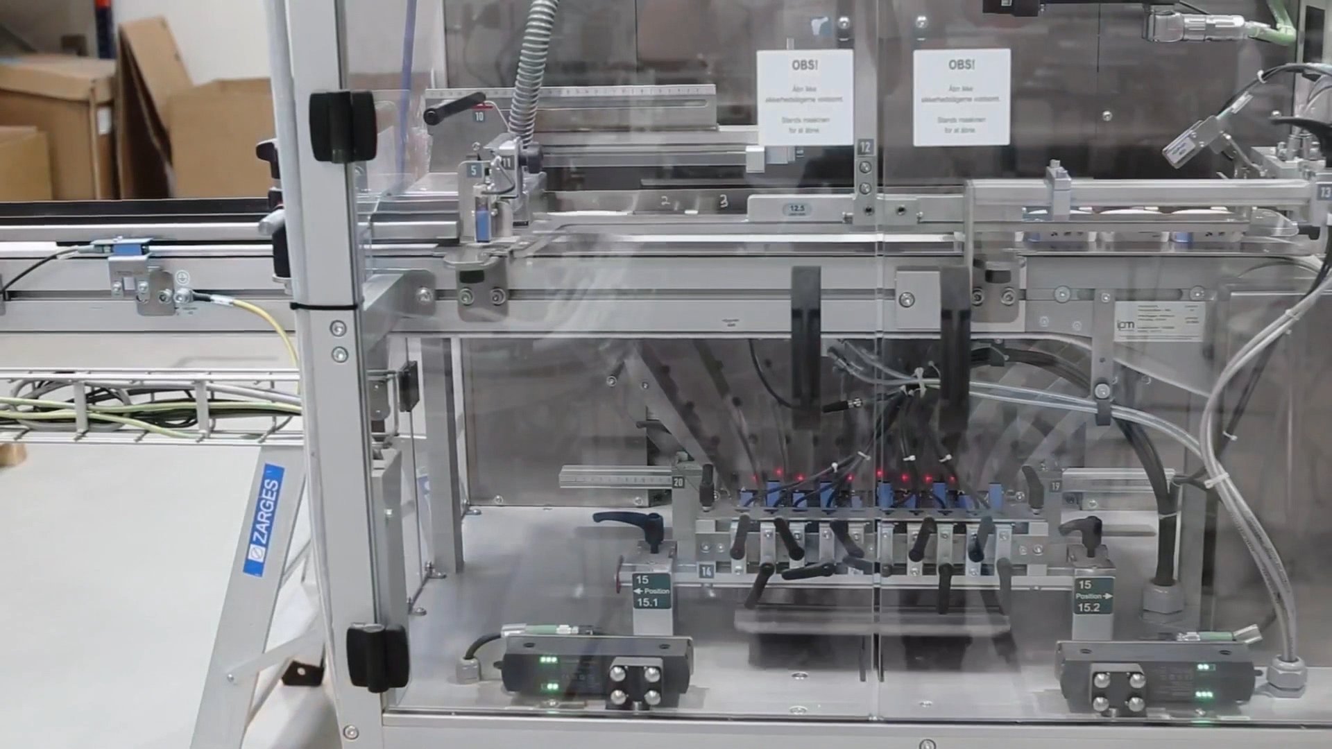 Cartoning machine packing tins into boxes