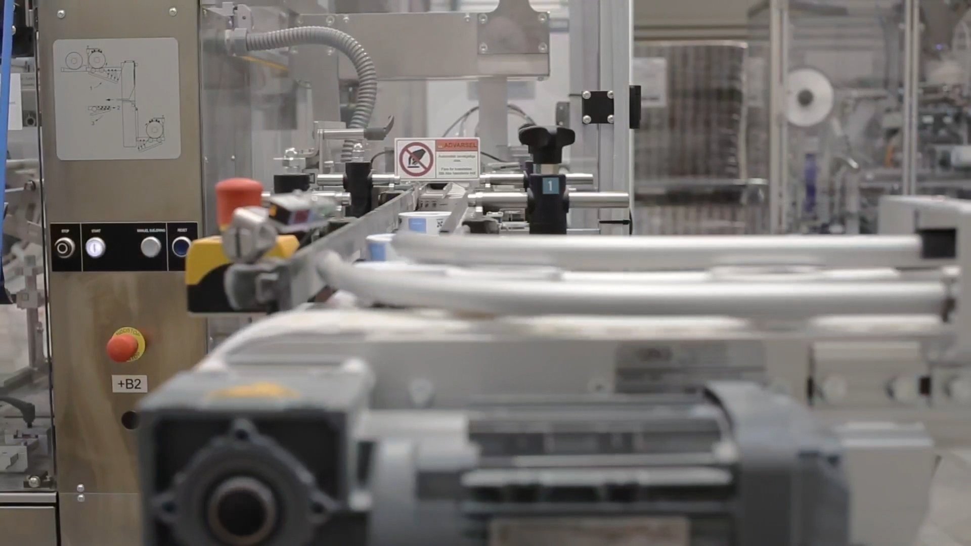 Labeling machine applying tin labels inline